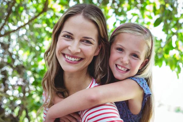 Mother giving piggy-back to daughter — Stock Photo, Image