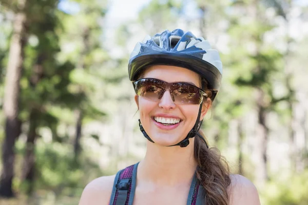 Mulher usando capacete — Fotografia de Stock