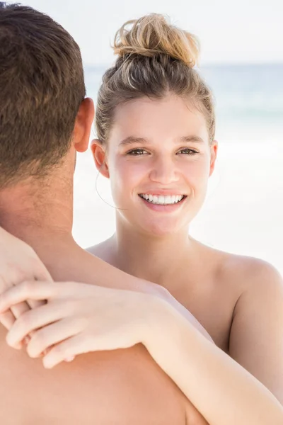 Couple hugging on the beach — Stock Photo, Image
