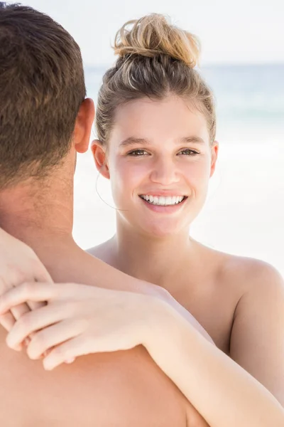 Casal abraço na praia — Fotografia de Stock