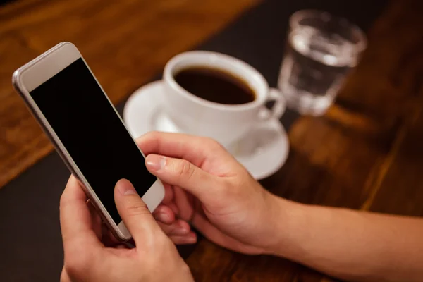 Frau hält Smartphone in der Hand — Stockfoto