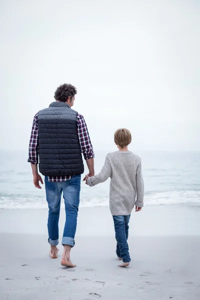 Père et fils marchant — Photo