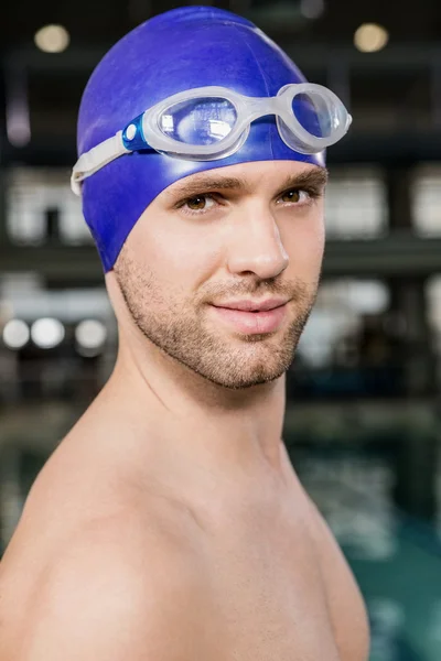 Nuotatore indossando occhiali da nuoto e berretto — Foto Stock