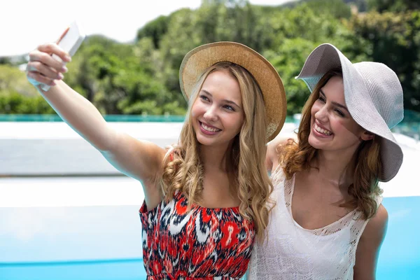 Kobiet selfie przy basenie — Zdjęcie stockowe