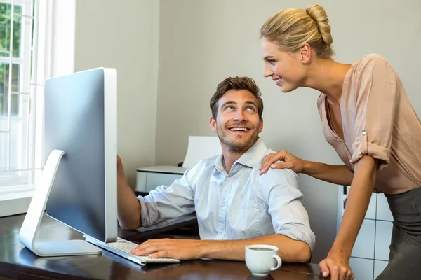 Colegas felizes discutindo no escritório — Fotografia de Stock