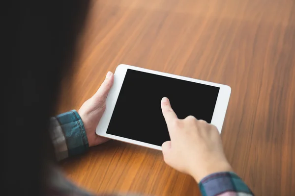 Vrouw die tablet gebruikt — Stockfoto