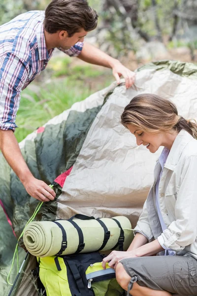 Paar maken tent terwijl de camping — Stockfoto