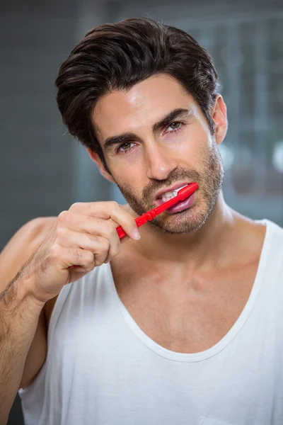 Genç adam dişlerini fırçalıyor. — Stok fotoğraf