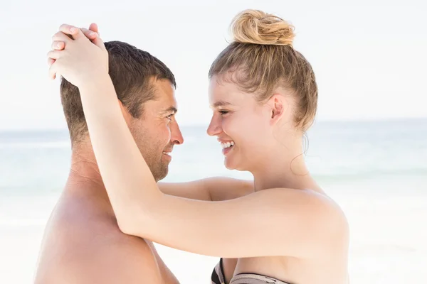 Casal abraço na praia — Fotografia de Stock