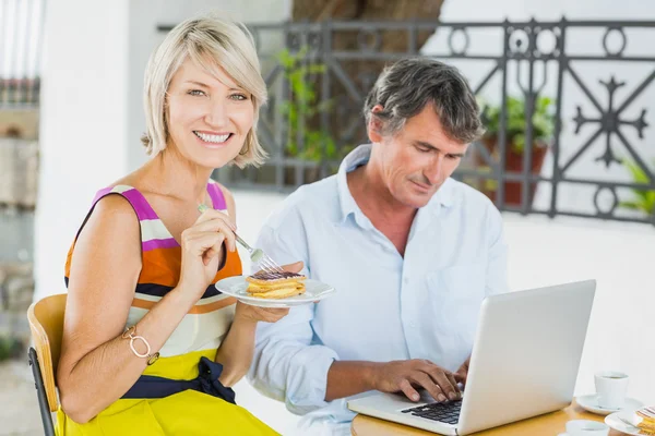 Frau isst Essen — Stockfoto