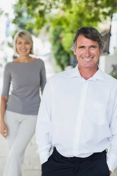 Hombre feliz con la mujer — Foto de Stock