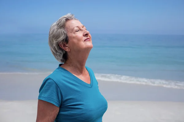 Senior mulher na praia — Fotografia de Stock