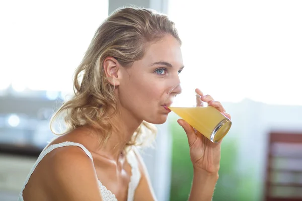 Young woman drinking juice — Stock Photo, Image