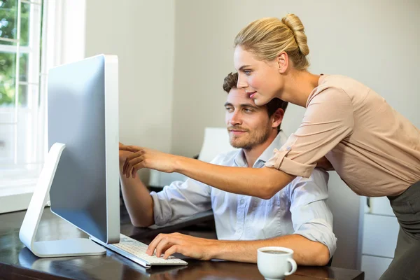 Uomo e donna discutono mentre lavorano — Foto Stock