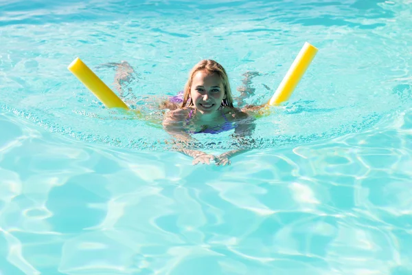 Femme nageant dans la piscine — Photo