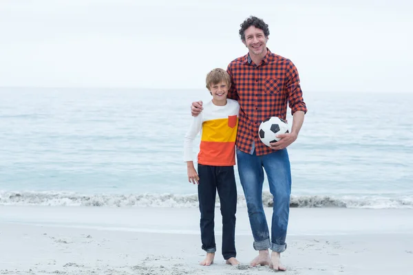 Père et fils tenant ballon de football — Photo