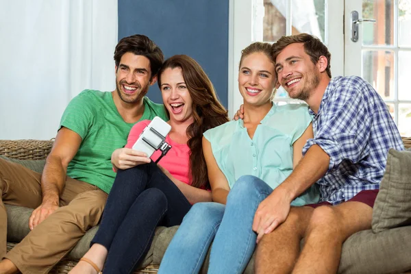 Groep vrienden nemen selfie — Stockfoto