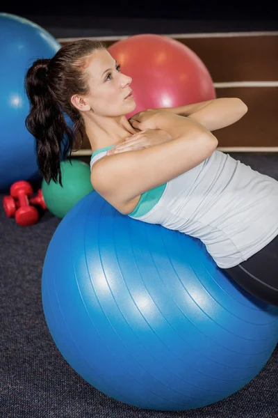 Mujer haciendo ejercicio en la pelota de fitness — Foto de Stock