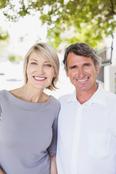 Feliz pareja disfrutando en la ciudad — Foto de Stock