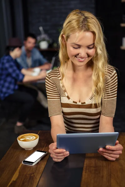 Mulher bebendo café e usando tablet — Fotografia de Stock