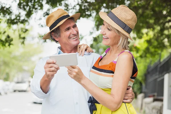 Casal feliz com telefone móvel — Fotografia de Stock