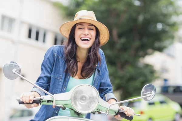 Femeie bucurându-se moped — Fotografie, imagine de stoc