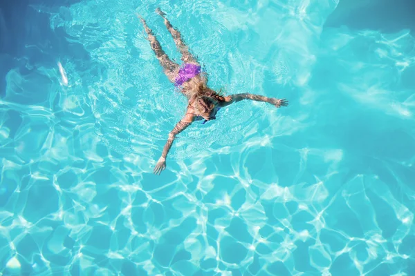 Femme nageant dans la piscine — Photo