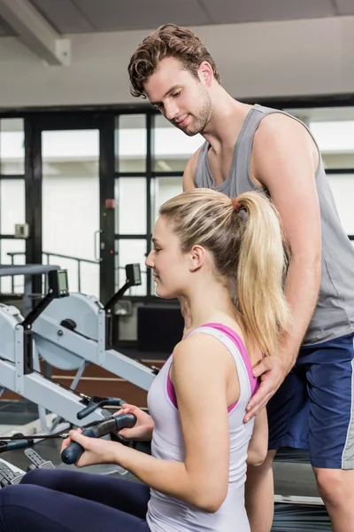 Trainer assisting woman — Stock Photo, Image