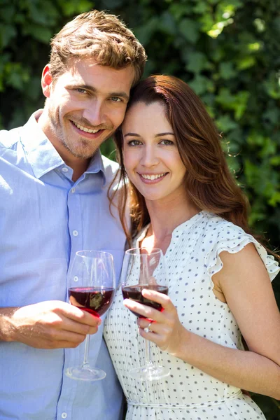 Pareja sosteniendo copas de vino — Foto de Stock