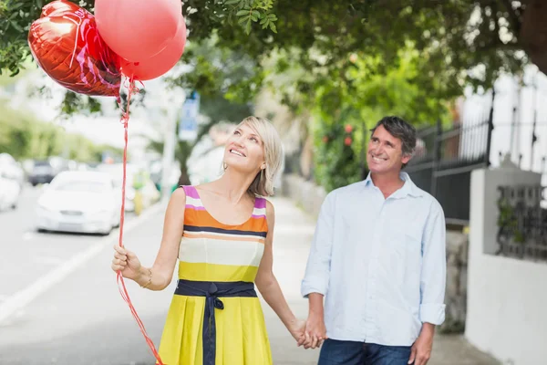 Coppia felice con palloncino — Foto Stock