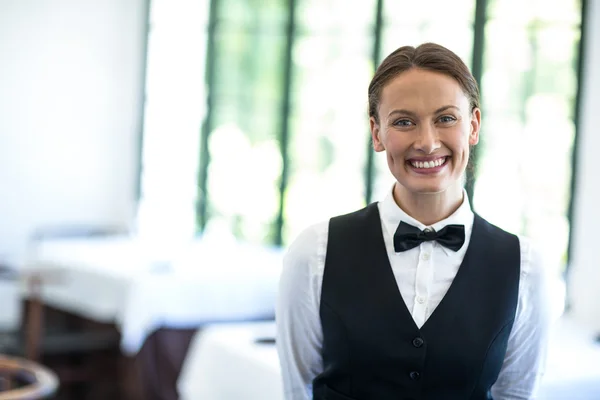 Щасливі офіціантка посміхається — стокове фото