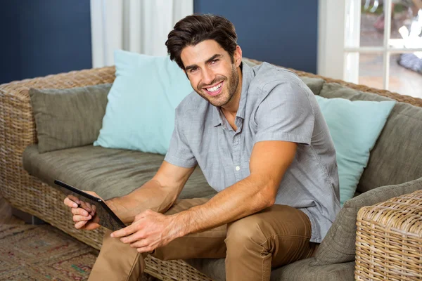 Joven con la tableta — Foto de Stock