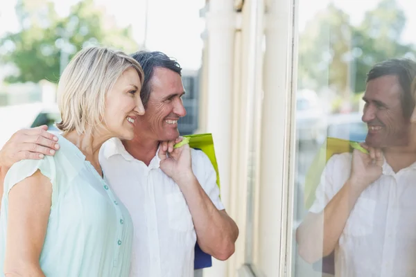 Gelukkige paar kijken spiegelbeeld — Stockfoto