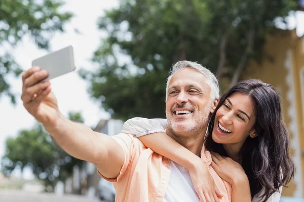 Fröhliches Paar macht Selfie — Stockfoto