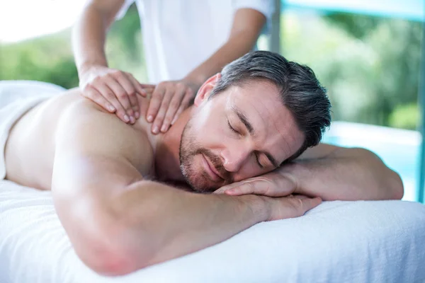 Man ontvangt rugmassage — Stockfoto