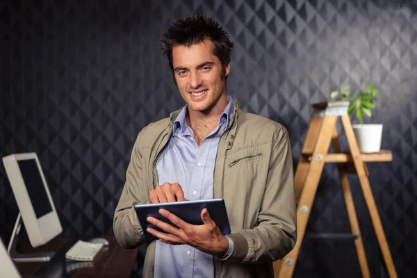 Homem de negócios criativo usando tablet — Fotografia de Stock