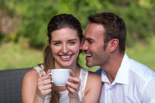 Esposa segurando xícara de café com marido — Fotografia de Stock