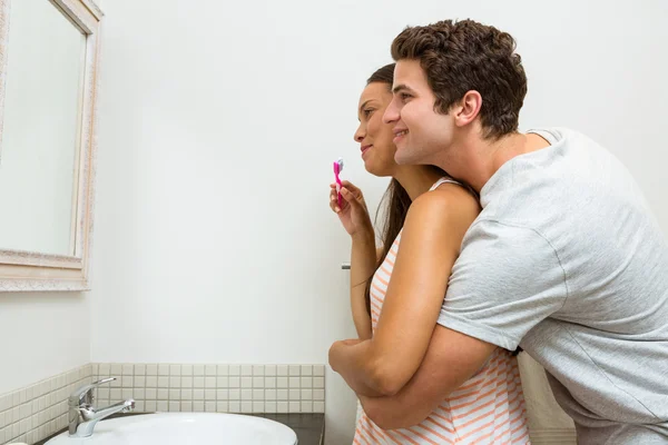 Para przytulanie podczas szczotkowania zębów — Zdjęcie stockowe