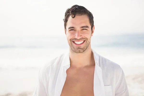 Gülümseyen adam sahilde — Stok fotoğraf