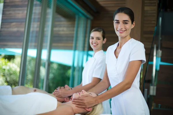 Paar ontvangende gezicht massage — Stockfoto