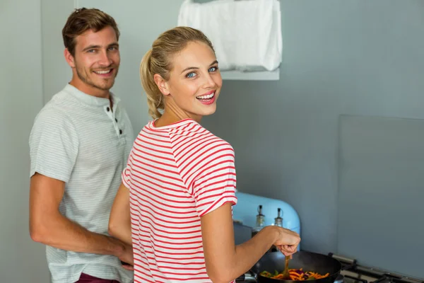 Evde yemek pişirme Çift — Stok fotoğraf