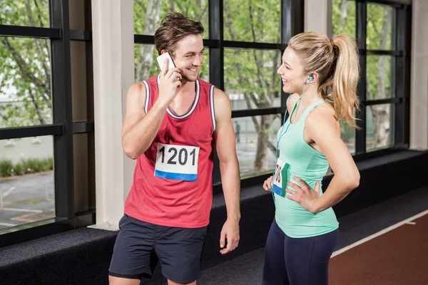 Uomo e donna in palestra — Foto Stock