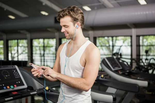 Man mendengarkan musik di treadmill — Stok Foto