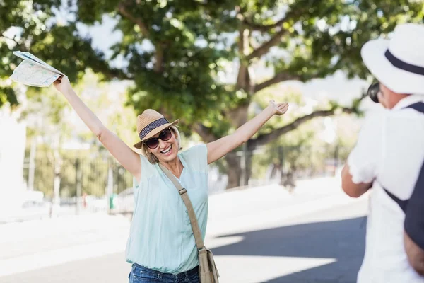 Mujer feliz posando para el hombre — Foto de Stock