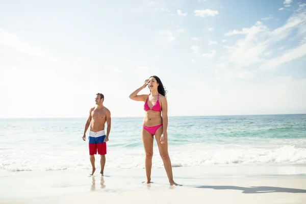 Pareja de pie en la playa —  Fotos de Stock