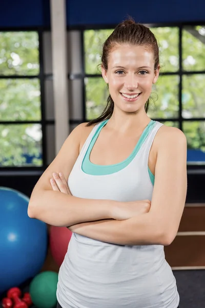 Kvinna som står i gym — Stockfoto