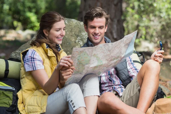 Casal jovem olhando para o mapa — Fotografia de Stock