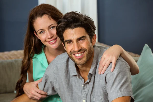 Paar omarmen in woonkamer — Stockfoto