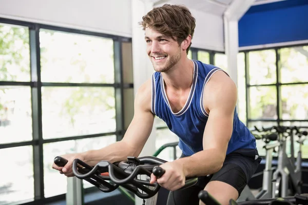 Homme travaillant sur vélo d'appartement — Photo