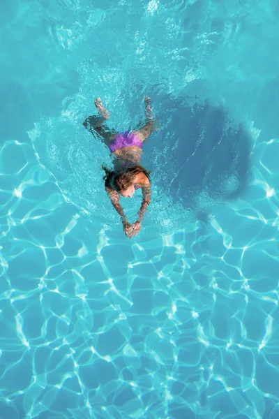 Mulher nadando na piscina — Fotografia de Stock